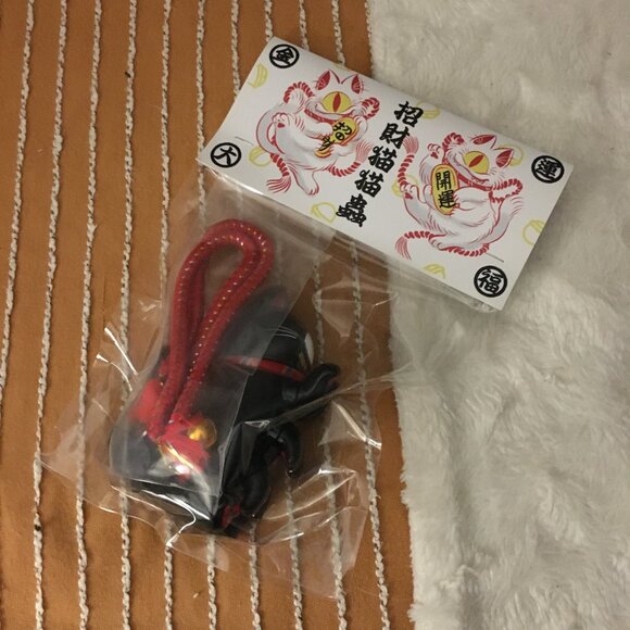 UNBOX Industries ABAO MANEKI-NEKO KIITI Black Lucky Insect Cat Sofubi - Picture 2 of 6